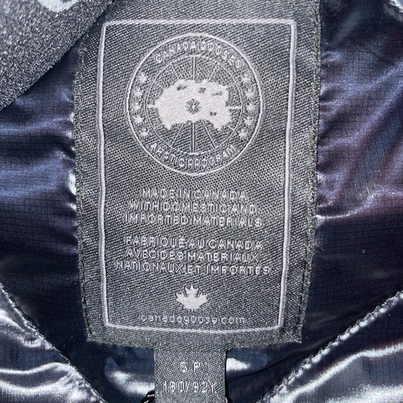 Canada goose, hooded crofton down puffer, size small in men.